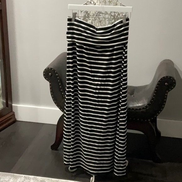 NWOT A.N.A BLACK AND WHITE STRIPED SKIRT - Picture 2 of 4
